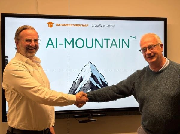Anton de Nijs (BrainStax) en Jeroen de Groot (Datameesterschap) bezegelen hun samenwerking onder het AI Mountain logo